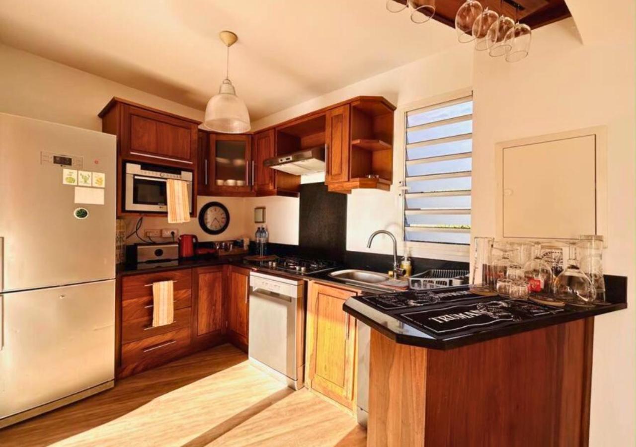 Scenic Riverfront 2 Bedroom Villa In Port Chambly Baie-du-Tombeau Exterior photo